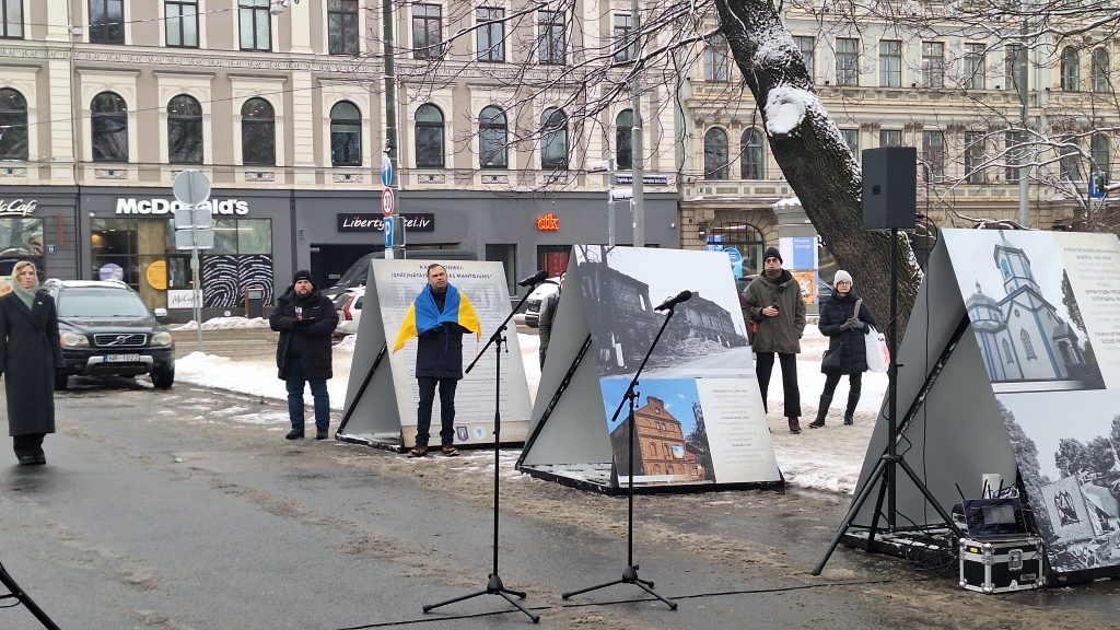 Cilvēki pie izstādes stendiem Rīgas centrā kara gadadienā