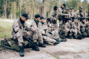Valsts aizsardzības mācības nometnes dalībnieki Alūksnē meža teritorijā