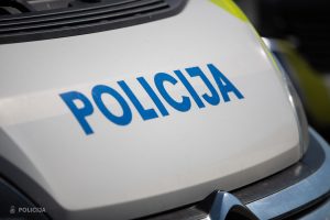 Uz policijas automašīnas redzams uzraksts “Policija” tuvplānā
