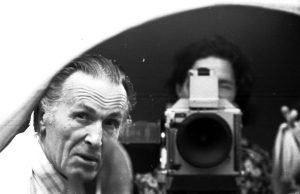 Arnolds Burovs pie kinokameras, strādājot pie leļļu filmas uzņemšanas.