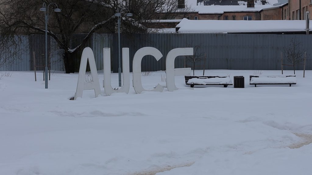 Auce ziemā ar uzrakstu “AUCE” pilsētas teritorijā