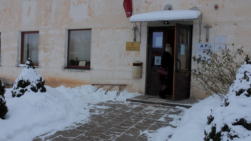 Ieeja SIA “Auces komunālie pakalpojumi” ēkā Aucē ziemas laikā
