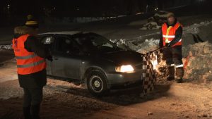Ziemas kausa treniņi Jēkabpils Mežaparkā – ielas automašīna startē ledus trasē.
