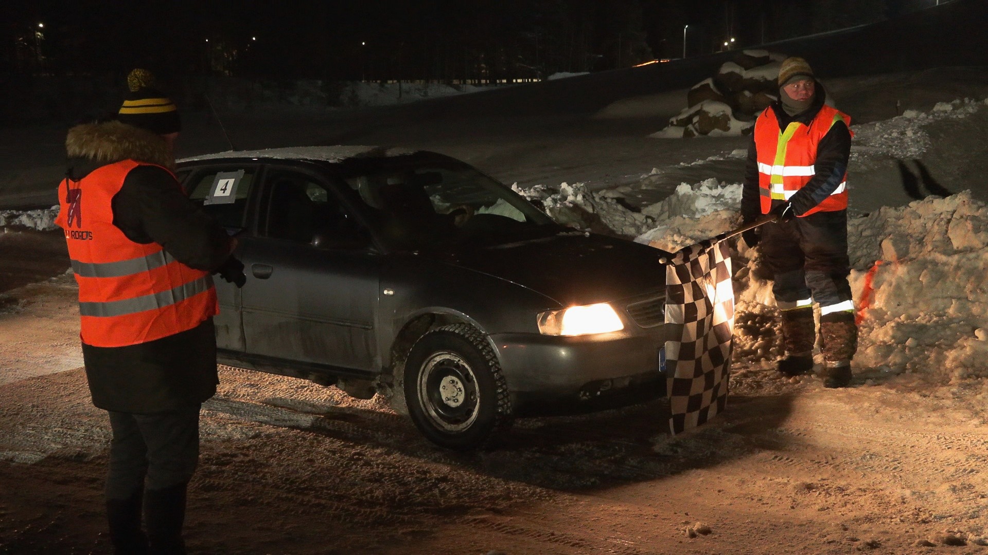 Ziemas kausa treniņi Jēkabpils Mežaparkā – ielas automašīna startē ledus trasē.