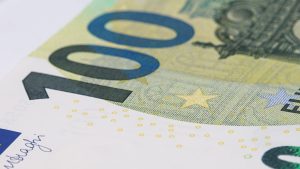Eiro banknotes fragments ar redzamu skaitli 100 un drošības elementiem