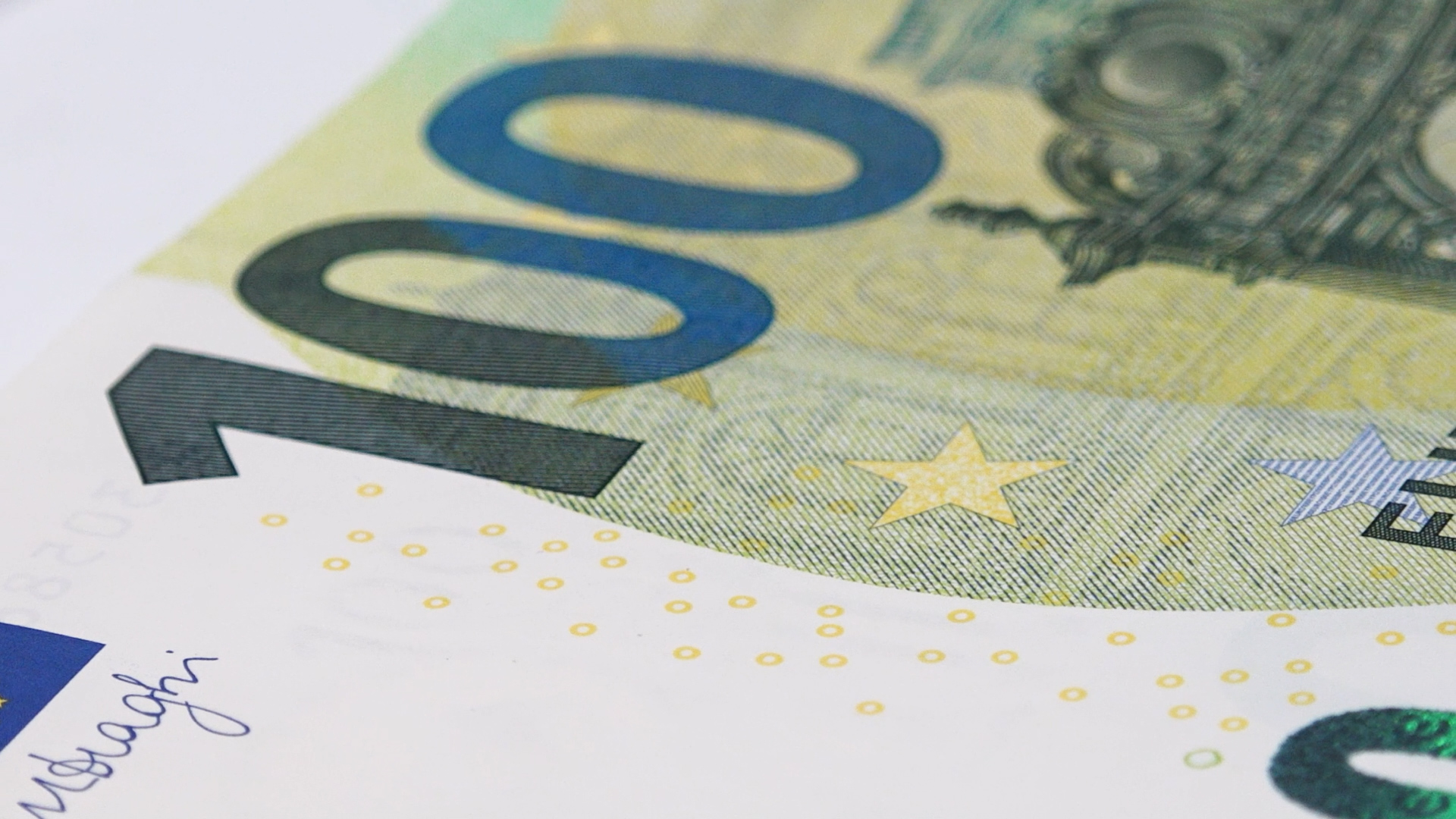 Eiro banknotes fragments ar redzamu skaitli 100 un drošības elementiem