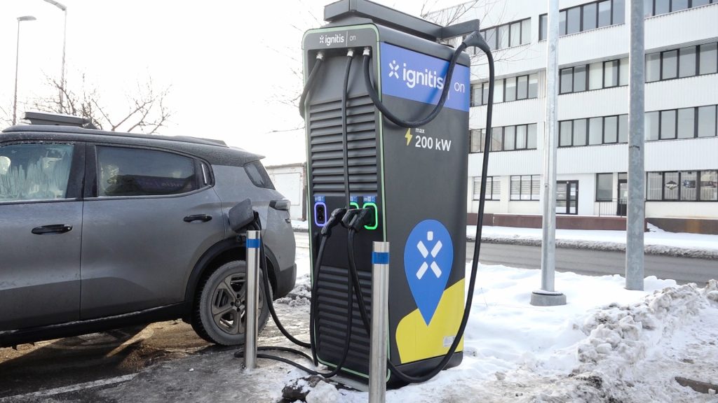 Ignitis ON elektroauto ātrās uzlādes stacija ar pieslēgtu automašīnu