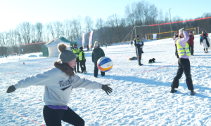 Skolēni spēlē ziemas volejbolu Latvijas skolu Ziemas festivālā Ērgļos.