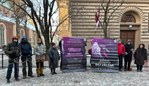 Onkoloģijas pacientu un aktīvistu protests pie Saeimas Pasaules vēža dienā ar plakātiem par zāļu kompensācijas trūkumu.