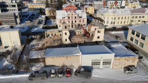 Ekskavators demontē vēsturisko Valsts ugunsdzēsības un glābšanas dienesta depo ēku Madonas centrā.