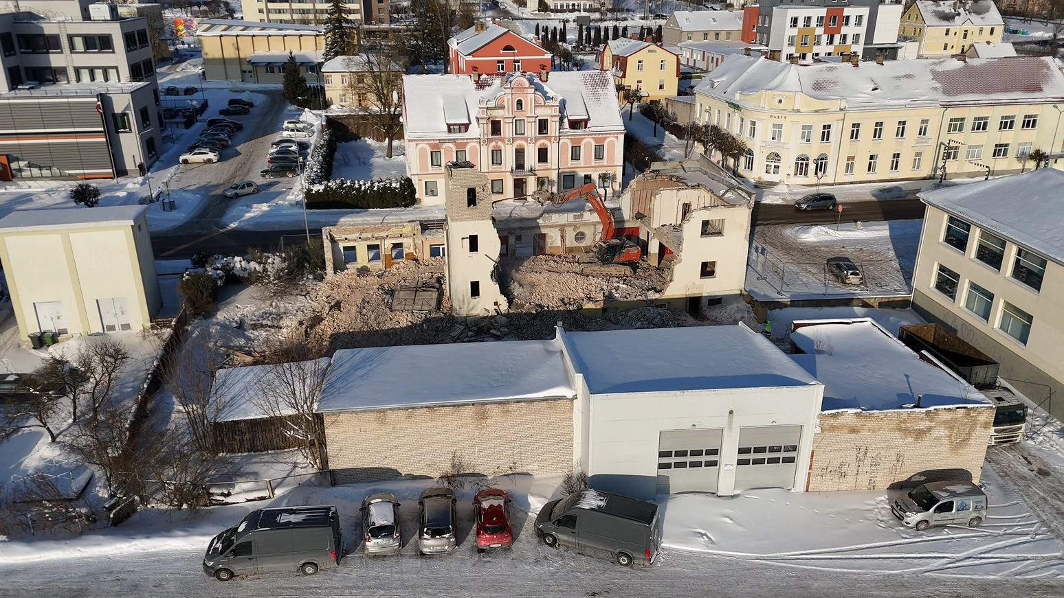 Ekskavators demontē vēsturisko Valsts ugunsdzēsības un glābšanas dienesta depo ēku Madonas centrā.