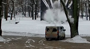 Sprādziena brīdis pie “Mūžīgās uguns” Dubrovina parkā Daugavpilī apkopes darbu laikā