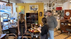 Ogres tehnikuma interjera dizaina studente praksē Zviedrijas restaurācijas veikalā kopā ar veikala īpašniekiem.