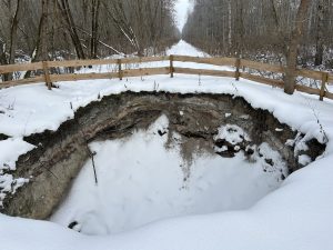 Salaspils karsta kritene ziemā ar koka nožogojumu un sniega klājumu