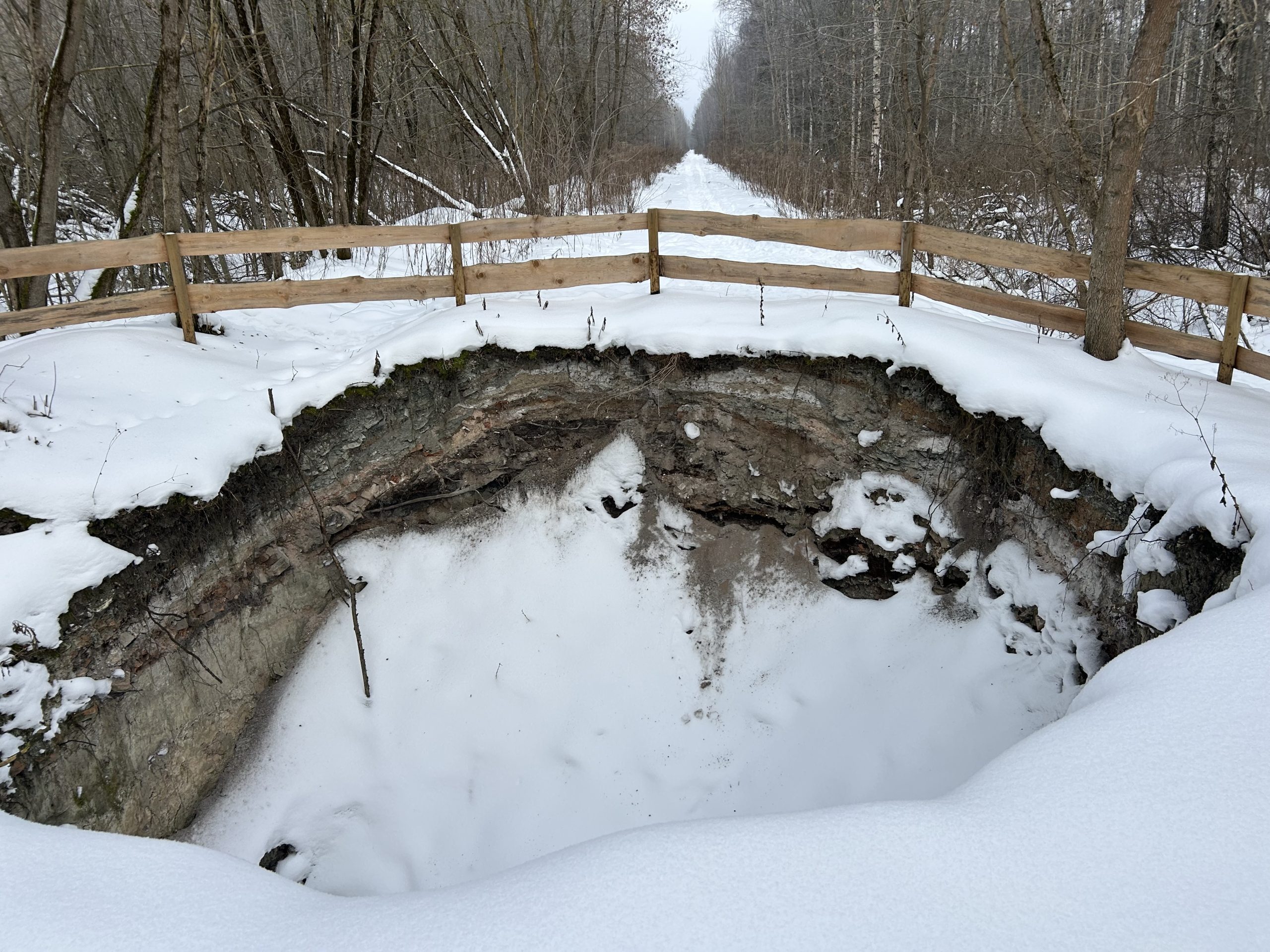 Salaspils karsta kritene ziemā ar koka nožogojumu un sniega klājumu