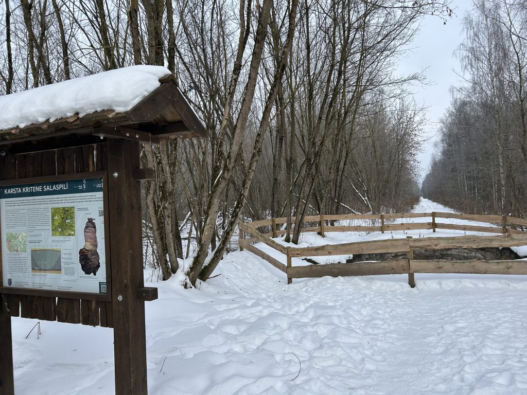 Salaspils karsta kritenes teritorija ar informācijas stendu un nožogojumu ziemā