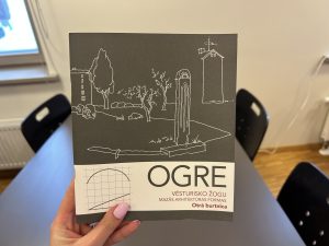 Burtnīca “Ogre. Vēsturisko žogu mazās arhitektūras formas” Ogres tehnikuma bibliotēkā.