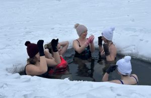 Ziemas peldētājas āliņģī ar cepurēm un cimdiem atbalsta akcijā Ukrainai
