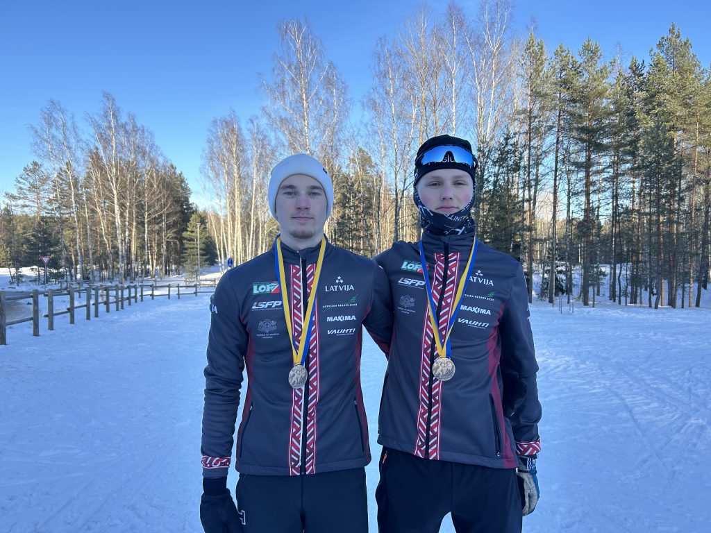 No kreisās – Renārs Grasis, pa labi – Bruno Šterns ar izcīnītajām bronzas medaļām pasaules junioru čempionātā ziemas orientēšanās sportā.