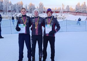 No kreisās Bruno Šterns, Renārs Grasis un Lūkass Siliņš ar bronzas medaļām pasaules junioru čempionātā ziemas orientēšanās sportā