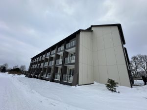“Paši redzam starpību starp jauno korpusu un veco,” dalās Talsu novada domes priekšsēdētāja vietniece Ligita Šnore. “Un tas ir fantastiski! Kopā, bez komandas darba tas nebūtu realizējams. Šeit mainās arī cilvēku domāšana par pansionātiem kā tādiem, jo ienākot šeit, tu jūties kā mājās.” Arī pansionāta iedzīvotāji un darbinieki atzinīgi vērtē jaunā korpusa pārmaiņas. “Nu, smuki jau viss ir,” bilst pansionāta “Lauciene” iedzīvotājs Aivars Krekovskis. “Siltums patīk, veciem cilvēkiem patīk siltums. Man arī patīk. Var attaisīt logu, pavēdināt māju. Tās durvis drausmīgi vecas mums [bija]. Nāca vējš iekšā svilpdams. Nopakoja un tagad man ir silts un klusums baigais.” “Ejot garām jaunam korpusam, ir sajūta, ka mēs atrodamies kādā Spānijas mazā piekrastes mājā, namā, kur ir mājīgi, silti un patīkami varētu būt atrasties,” pauž pansionāta “Lauciene” direktora vietniece Ilze Rūsiņa. “Ir manāms daža laba iedzīvotāja tādā ķermeniskā izpausmē, ka viņi tādi lepnāki kopējos gaiteņos.” Taču arī B korpuss nav atstāts novārtā, tur izbūvēts jauns lifts, lai iedzīvotāji var pārvietoties no stāva uz stāvu daudz ērtāk. “Lifts bez šaubām ir vajadzīgs,” teic Aivars Krekovskis. “Mūsu vecais lifts ir standarta lifts no krievu laikiem. Viņš ir šaurs, viņš ir domāts priekš cilvēkiem, kuri pārvietojas ar kājām. Man ar ratiem, citiem ir vēl platāki rati – neiet iekšā.” Jauna daudzdzīvokļu ēka ziemā ar balkoniem