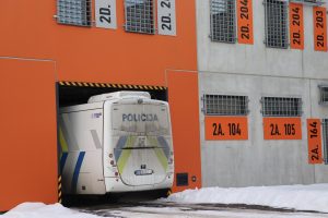 Policijas autobuss iebrauc jaunā Liepājas cietuma teritorijā ieslodzīto pārvietošanas laikā.