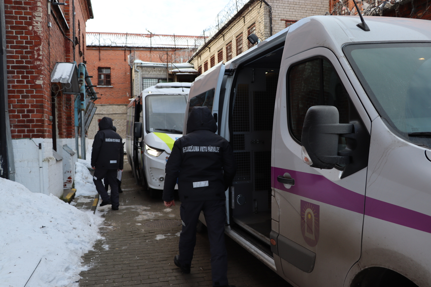 Ieslodzījuma vietu pārvaldes darbinieki pārved ieslodzītos ar speciālo transportu pie Liepājas cietuma.