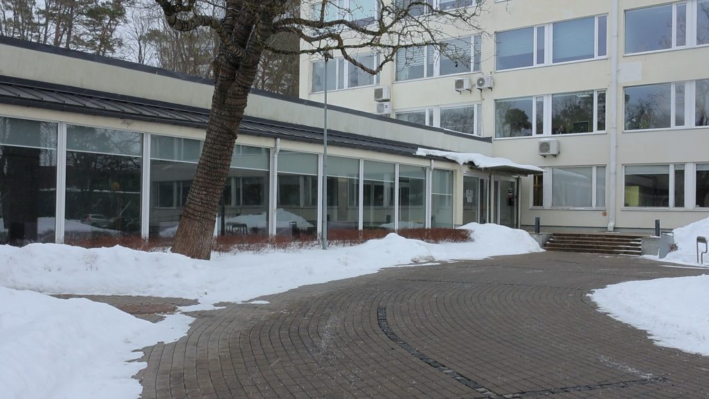 Jūrmalas pašvaldības ēka ziemā ar sniegu pagalmā