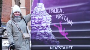 Onkoloģijas pacientu atbalsta akcija pie Saeimas Pasaules vēža dienā.