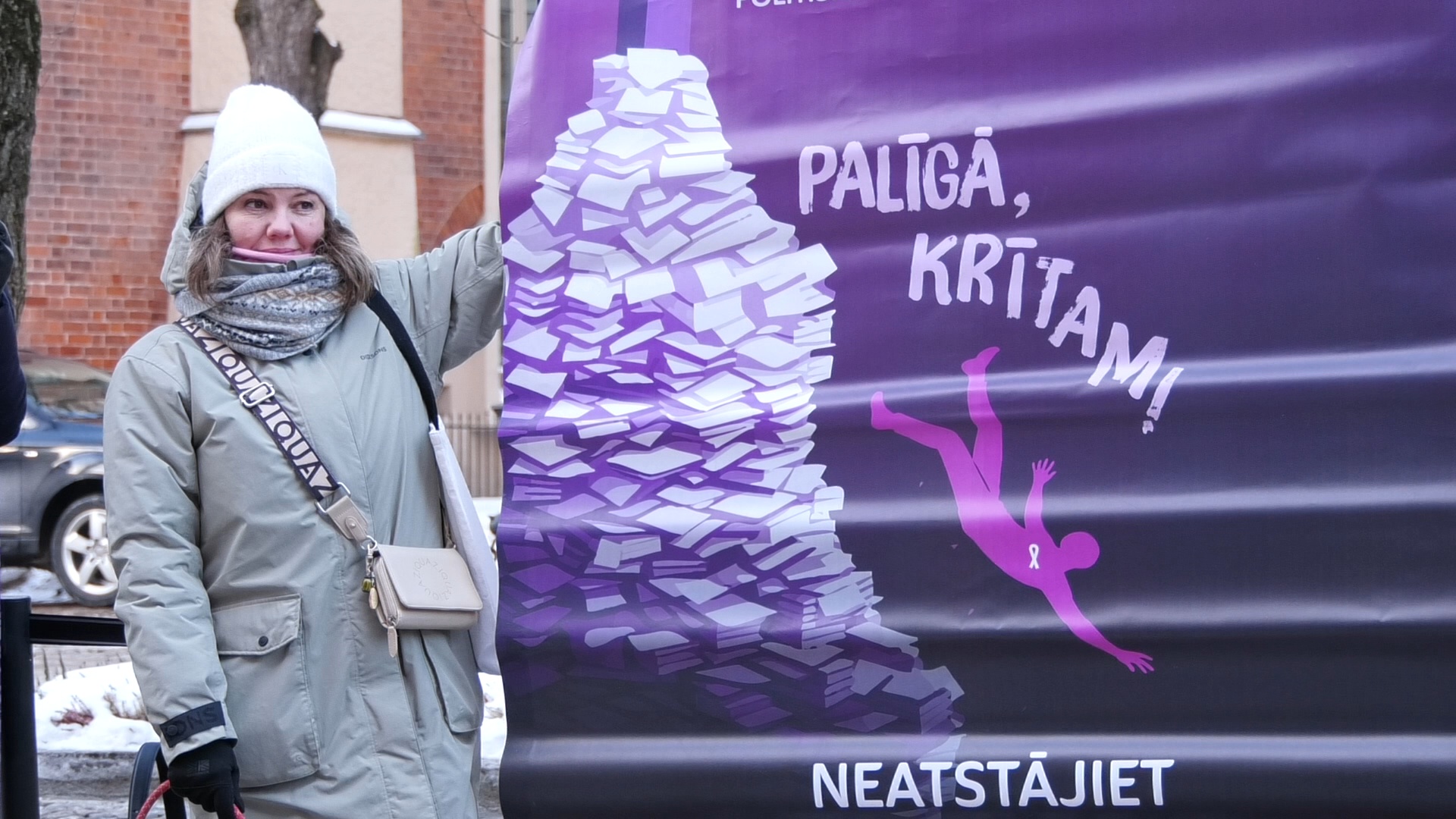Onkoloģijas pacientu atbalsta akcija pie Saeimas Pasaules vēža dienā.