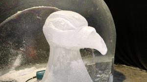 Ledus skulptūras veidošana 27. starptautiskajā ledus skulptūru festivālā Jelgavā.