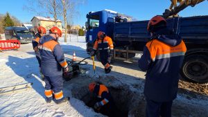 Jelgavas ūdenssaimniecības darbinieki veic avārijas remontdarbus ziemas apstākļos