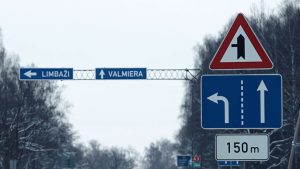 Ceļa zīmes ar norādēm uz Limbažiem un Valmieru ziemas apstākļos, krustojums pēc 150 metriem.