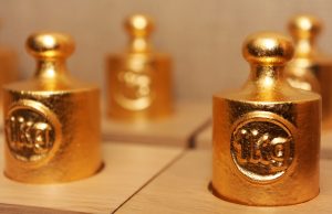 Balvas “Kilograms kultūras” statuetes ar uzrakstu 1kg