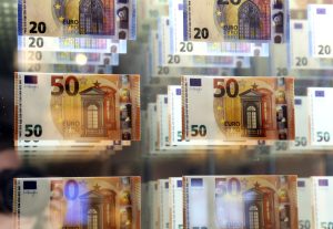 50 un 20 eiro banknotes izkārtotas rindās, simbolizējot naudas plūsmu un ekonomikas izaugsmi.