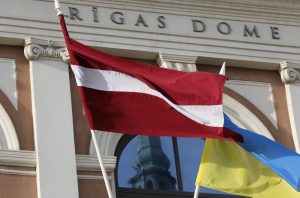 Latvijas un Ukrainas karogi pie Rīgas Doma ēkas