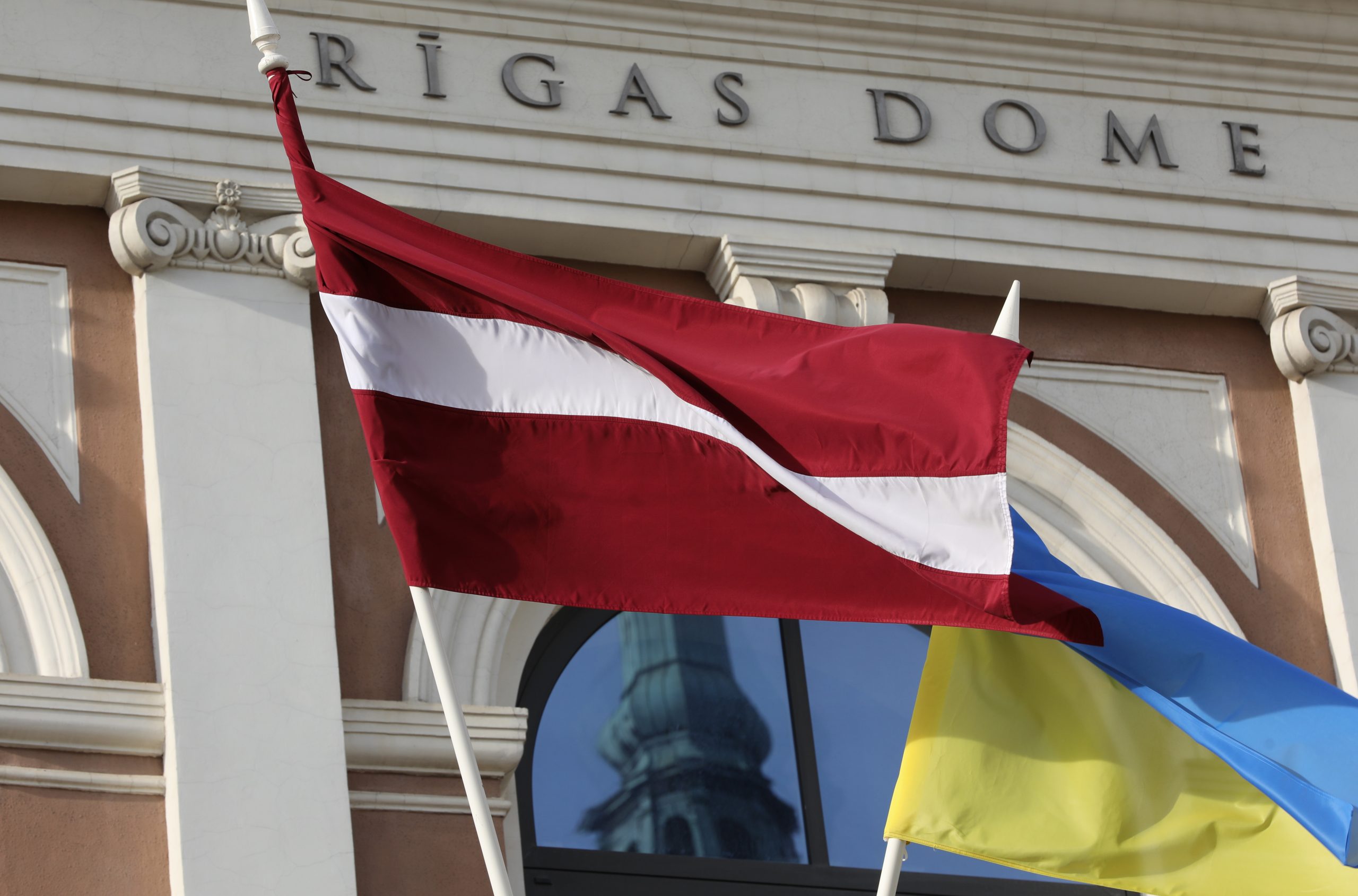 Latvijas un Ukrainas karogi pie Rīgas Doma ēkas