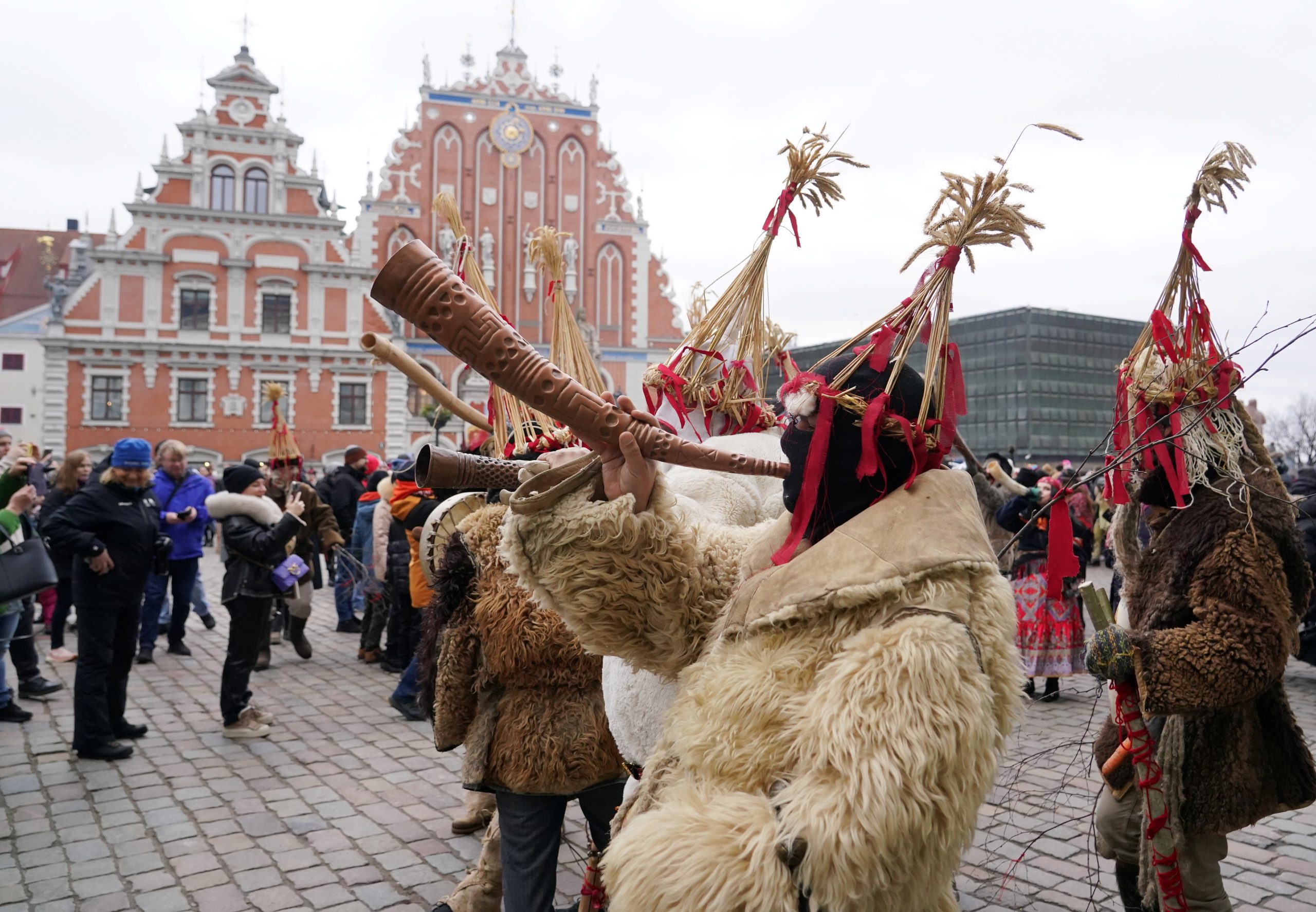 Meteņu svinības Rīgā Rātslaukumā ar maskotiem dalībniekiem