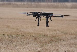 Bezpilota lidaparāts (dronis) lido virs atklātas teritorijas lauka apstākļos