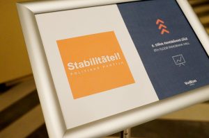 Partijas “Stabilitātei!” logo uz informatīvas plāksnes pasākuma norises vietā