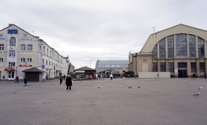Rīgas Centrāltirgus teritorija ar tirgus paviljoniem un apmeklētājiem