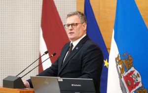 Viesturs Kleinbergs uzstājas pie tribīnes ar mikrofonu