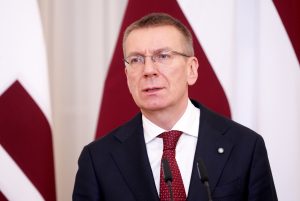 Valsts prezidents Edgars Rinkēvičs uzrunā medijus pie Latvijas karoga