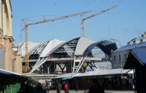 “Rail Baltica” Rīgas Centrālās stacijas būvdarbi ar celtņiem un topošās infrastruktūras konstrukcijām