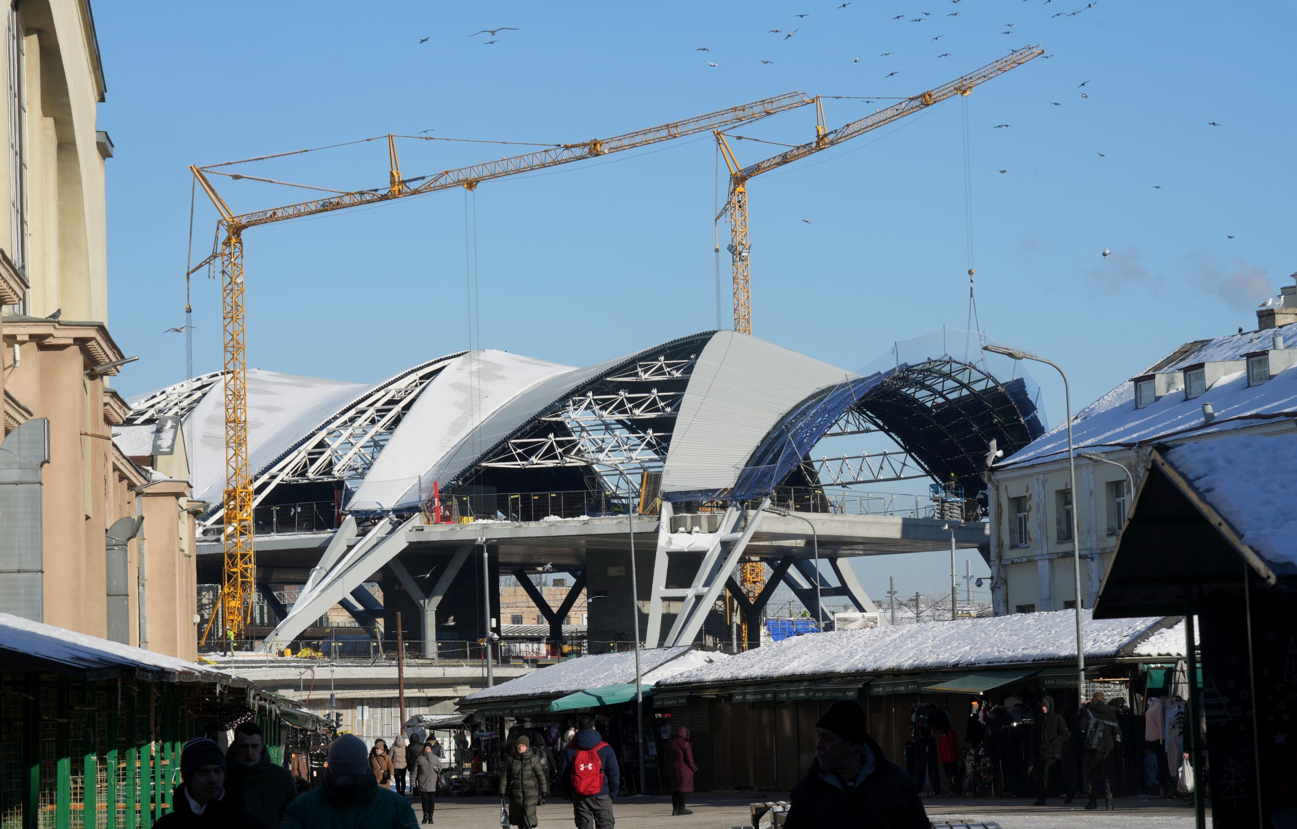 “Rail Baltica” Rīgas Centrālās stacijas būvdarbi ar celtņiem un topošās infrastruktūras konstrukcijām