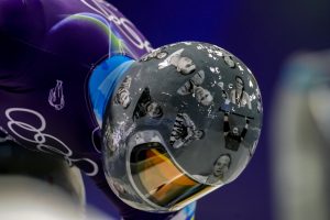 Ukrainas skeletonists Vladislavs Heraskevičs ar ķiveri, uz kuras attēloti karā nogalinātie Ukrainas sportisti.