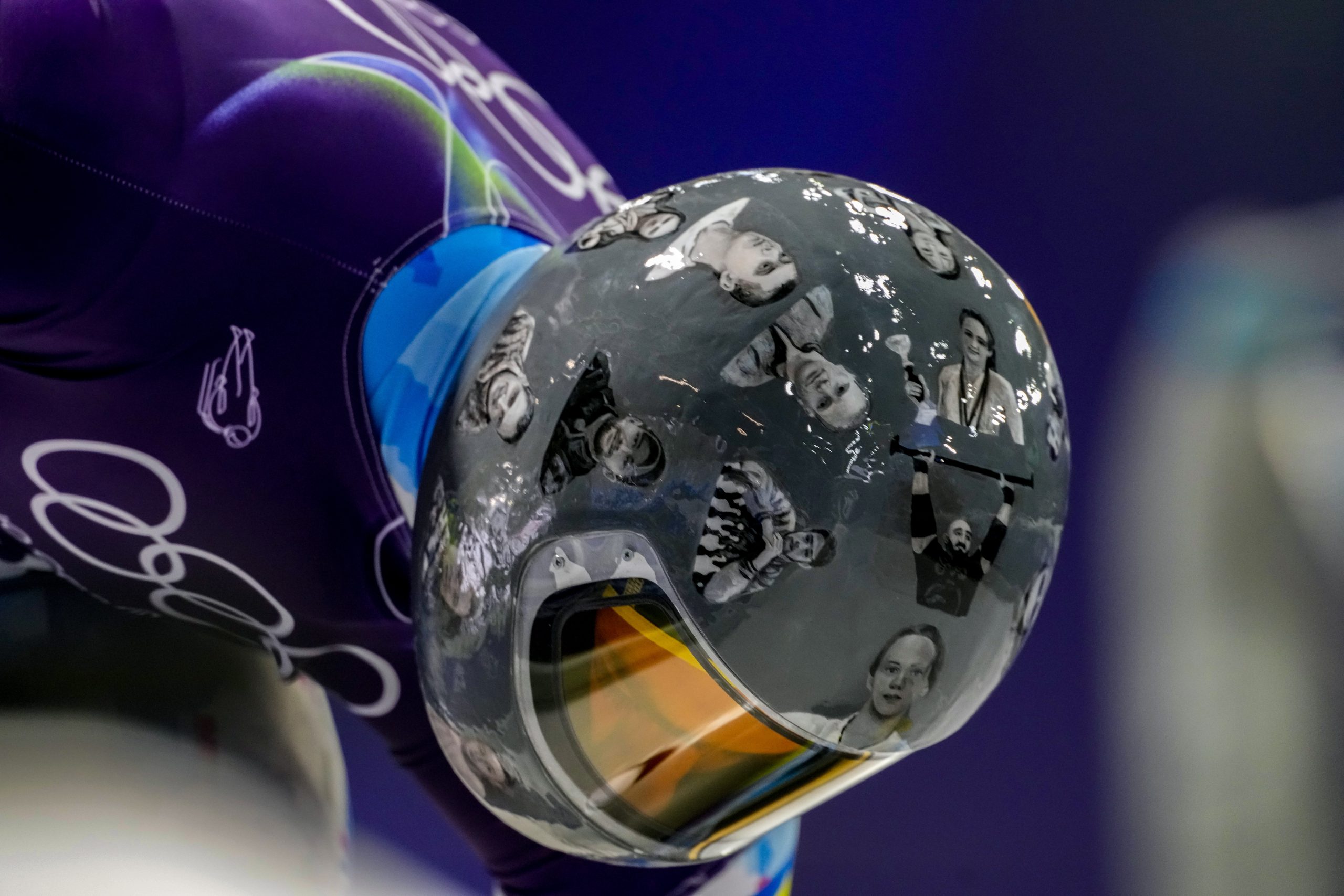 Ukrainas skeletonists Vladislavs Heraskevičs ar ķiveri, uz kuras attēloti karā nogalinātie Ukrainas sportisti.