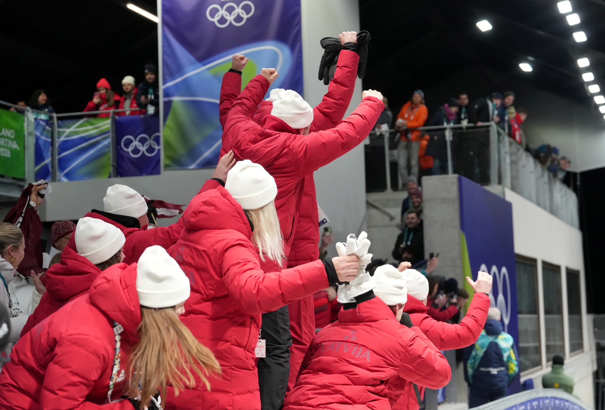 Latvijas sportisti un komanda svin panākumu Milano–Cortina 2026 ziemas olimpisko spēļu arēnā.
