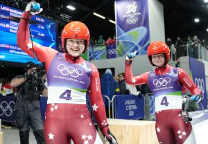 Latvijas kamaniņu sportistes Marta Robežniece un Kitija Bogdanova pēc sacensībām Kortīnā