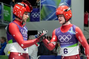 Latvijas kamaniņu sportisti Mārtiņš Bots un Roberts Plūme olimpiskajās spēlēs Kortīnā